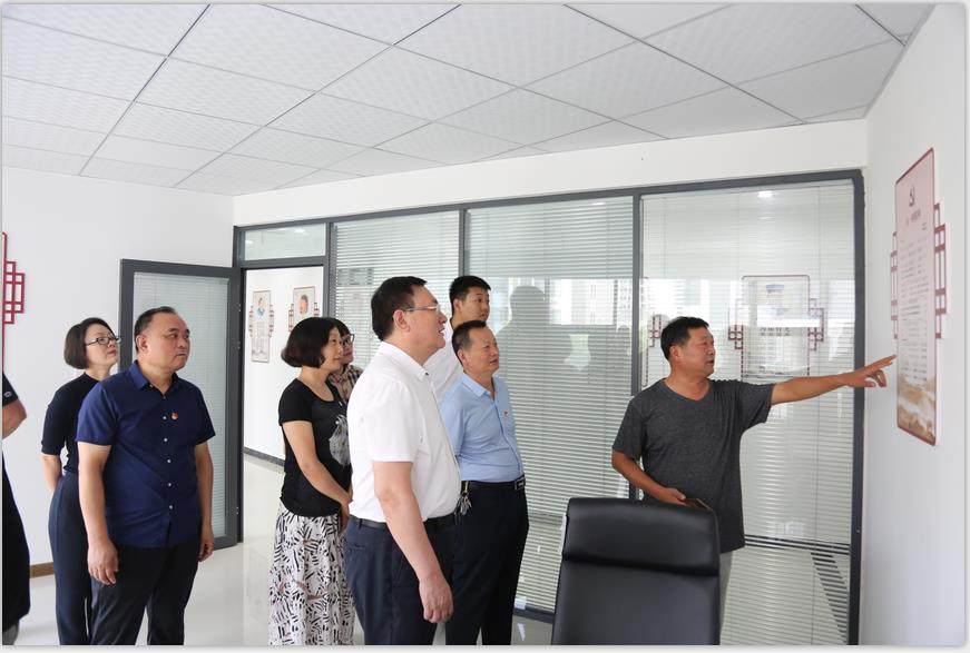 恒源熱力集團積極開(kāi)展“雙報到”工作 向華城社區捐贈辦公桌椅、巡邏車(chē)