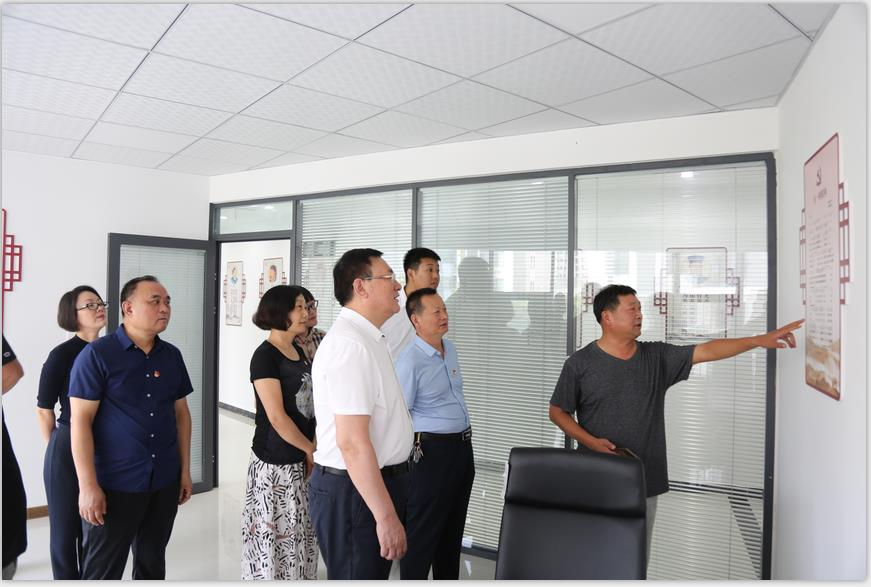 恒源熱力集團積極開(kāi)展“雙報到”工作 向華城社區捐贈辦公桌椅、巡邏車(chē)
